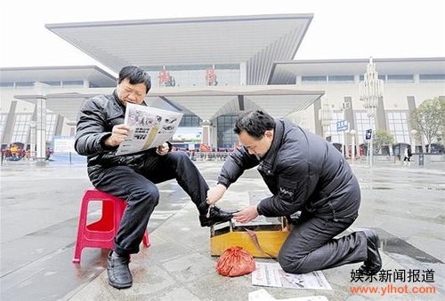 网络红人“朱抢抢”跪地擦鞋求宽容(图)
